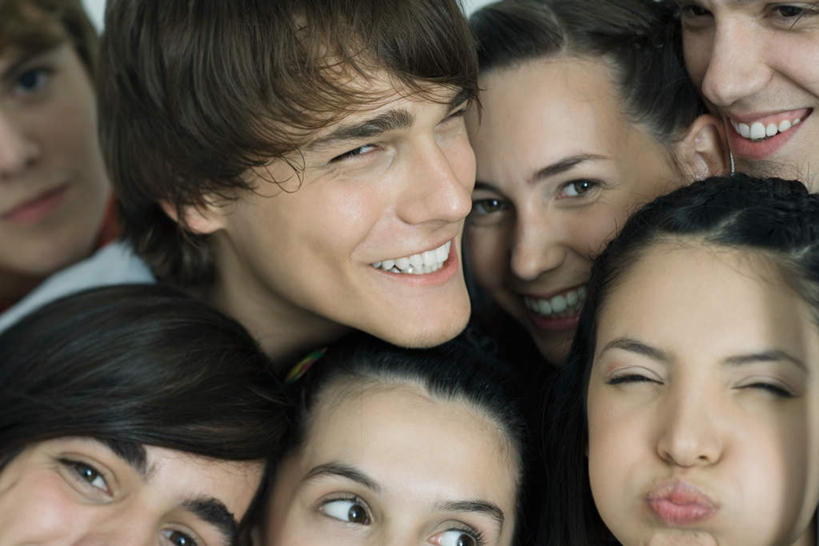 西方人,伙伴,朋友,站,笑,微笑,露齿笑,横图,室内,白天,白色背景,正面,友谊,欧洲,欧洲人,一排,阴影,影子,许多人,排列,嘟嘴,倚靠,站着,一群人,撅嘴,摄影,影棚,队列,友情,男人,男性,年轻男性,年轻女性,女人,女性,白种人,半身,彩图,影棚拍摄,拍摄