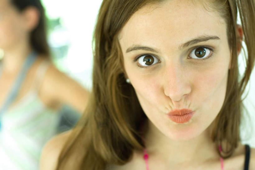 西方人,头发,两个人,伙伴,朋友,站,横图,室内,特写,白天,白色背景,正面,友谊,欧洲,欧洲人,朦胧,模糊,注视,黄色,嘟嘴,看,站着,撅嘴,摄影,影棚,友情,年轻女性,女人,女性,白种人,半身,彩图,影棚拍摄,拍摄