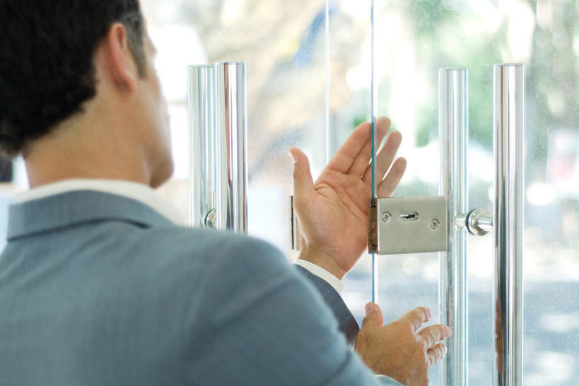 西方人,一个人,商务人士,商务男性,站,横图,室内,白天,衬衫,树林,植物,窗户,落地窗,欧洲,欧洲人,仅一个男性,仅一个人,仅一个中年男性,阴影,套装,光线,影子,地面,开门,注视,玻璃窗,树,树木,背面,绿色,阳光,自然,站着,抬手,生长,成长,商务装,工薪阶层,男人,男性,中年男性,白种人,白领,上班族,拉手,半身,彩图,衬衣