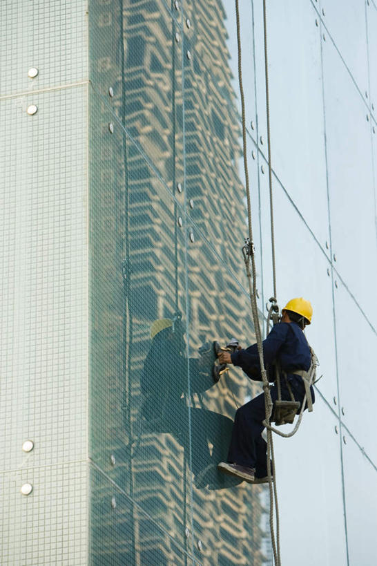 西方人,一个人,清洁工,高楼大厦,站,竖图,室外,白天,仰视,窗户,建筑,摩天大楼,帽子,欧洲,欧洲人,仅一个男性,仅一个人,擦,玻璃窗,仅一个年轻男性,安全帽,绳子,毛巾,站着,擦拭,吊,绳索,清洁员,保洁员,安全绳,清洁人员,男人,男性,年轻男性,白种人,清洁工人,彩图,低角度拍摄,全身,大楼,高层建筑,高楼,摩天楼