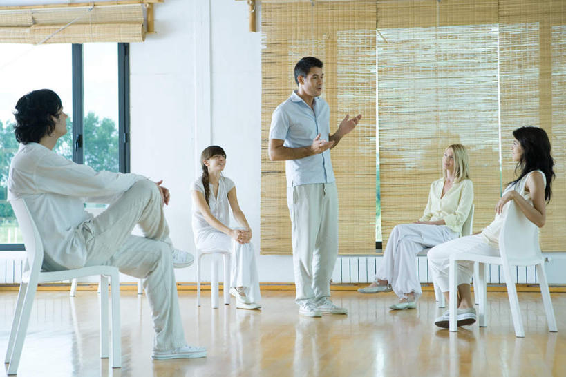 西方人,伙伴,朋友,站,坐,笑,说,微笑,露齿笑,横图,室内,白天,侧面,友谊,植物,窗帘,地板,椅子,欧洲,欧洲人,五个人,阴影,反射,影子,墙,竹帘,地面,注视,木地板,墙壁,墙面,树,树木,绿色,自然,看,倚靠,站着,四个,抬脚,生长,成长,心理治疗,团体治疗,交流,友情,男人,男性,年轻男性,年轻女性,女人,女性,白种人,沟通,讲话,交谈,说话,谈话,站立,坐着,彩图,全身