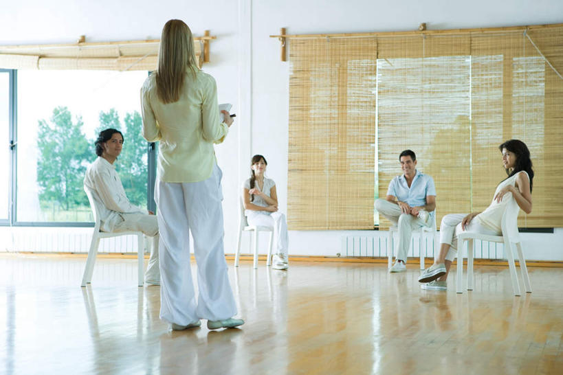 西方人,背部,伙伴,朋友,站,坐,笑,说,微笑,露齿笑,横图,室内,白天,正面,友谊,植物,窗帘,地板,书籍,椅子,欧洲,欧洲人,五个人,阴影,反射,影子,墙,竹帘,地面,注视,木地板,墙壁,墙面,树,树木,绿色,自然,看,倚靠,站着,四个,抬脚,生长,成长,心理治疗,团体治疗,交流,友情,男人,男性,年轻男性,年轻女性,女人,女性,白种人,书,图书,沟通,讲话,交谈,说话,谈话,站立,坐着,彩图,全身