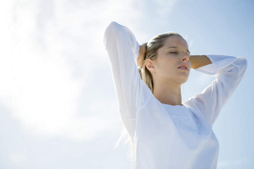 西方人,一个人,站,闭眼,横图,室外,白天,仰视,欧洲,欧洲人,仅一个年轻女性,仅一个女性,仅一个人,云,云朵,白云,蓝天,天空,天,站着,双手抱头,年轻女性,女人,女性,白种人,闭眼睛,闭着眼,闭着眼睛,半身,彩图,低角度拍摄