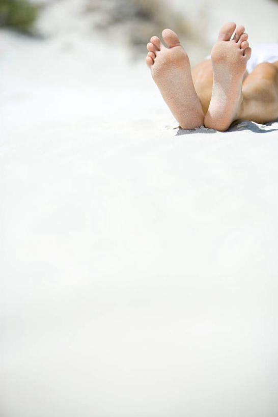 西方人,脚,脚趾,脚后跟,脚背,踝,一个人,躺,竖图,室外,特写,白天,正面,沙滩,植物,欧洲,欧洲人,仅一个年轻女性,仅一个女性,仅一个人,阴影,运动衣,枯萎,光线,沙子,影子,海岸,枯草,沙地,娱乐,草,衣服,黄色,阳光,享受,休闲,放松,抬手,遮,遮挡,遮盖,遮蔽,卧着,年轻女性,女人,女性,白种人,脚底,海滩,躺着,卧,半身,彩图