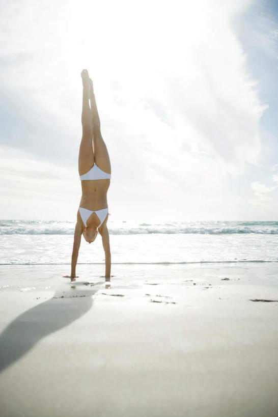 西方人,一个人,竖图,室外,白天,正面,海浪,海洋,沙滩,欧洲,欧洲人,仅一个年轻女性,仅一个女性,仅一个人,撑,倒立,阴影,光线,沙子,影子,海岸,浪花,云,云朵,沙地,娱乐,并拢,蓝色,白云,蓝天,天空,阳光,海水,天,低头,享受,休闲,放松,撑着,海景,年轻女性,女人,女性,白种人,大海,风浪,海,海水的波动,海滩,近岸浪,涌浪,彩图,全身