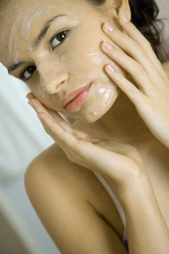 西方人,脸,头,脸颊,一个人,笑,摸,微笑,竖图,室内,特写,白天,正面,化妆,美容,欧洲,欧洲人,仅一个年轻女性,仅一个女性,仅一个人,抚摸,护肤,美白,化妆品,清洁,保养,享受,休闲,面膜,放松,去角质,保健,保湿,滋润,护肤品,去死皮,舒缓,养颜,片状,片状面膜,去污,控油,紧肤,嫩肤,祛痘,去痘,祛角质,抗衰,再生,增白,补水,祛斑,抗皱,防皱,除皱,去皱,年轻女性,女人,女性,白种人,头部,脸部,脸蛋,面部,触摸,接触,半身,彩图