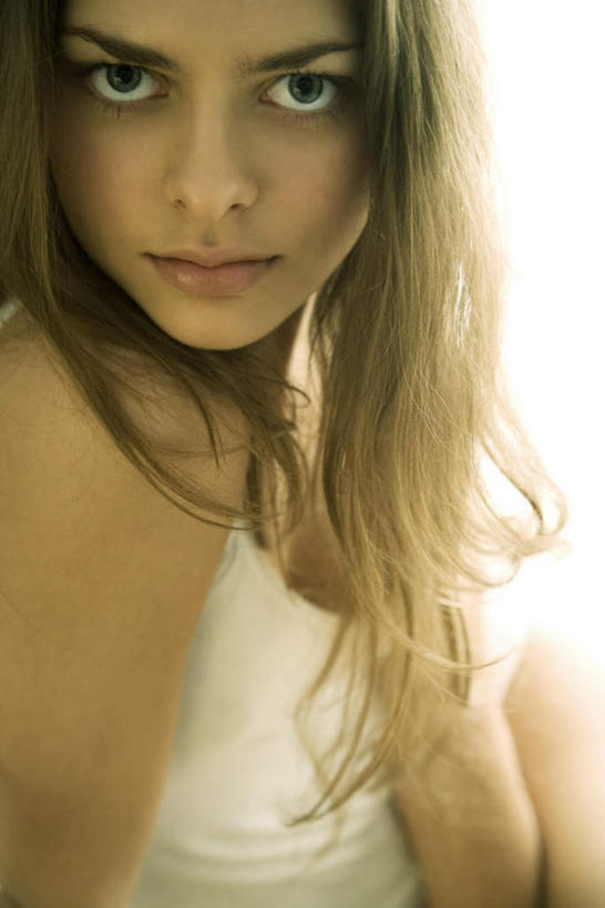 西方人,头发,一个人,坐,笑,微笑,竖图,室内,特写,白天,白色背景,正面,欧洲,欧洲人,仅一个年轻女性,仅一个女性,仅一个人,撑,阴影,内衣,睡衣,反射,影子,注视,衣服,黄色,摄影,影棚,撑着,瞪眼,年轻女性,女人,女性,白种人,坐着,半身,彩图,影棚拍摄,三点式,拍摄