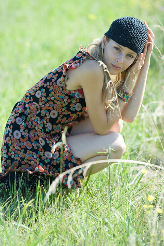 西方人,一个人,栏杆,蹲,笑,微笑,竖图,室外,白天,侧面,裙子,草地,草坪,植物,欧洲,欧洲人,仅一个年轻女性,仅一个女性,仅一个人,阴影,连衣裙,盛开,光线,影子,栅栏,篱笆,围栏,花蕾,托头,护栏,草,花,花瓣,花朵,鲜花,绿色,阳光,花苞,花蕊,半身裙,吊带裙,年轻女性,女人,女性,白种人,蹲着,半身,彩图