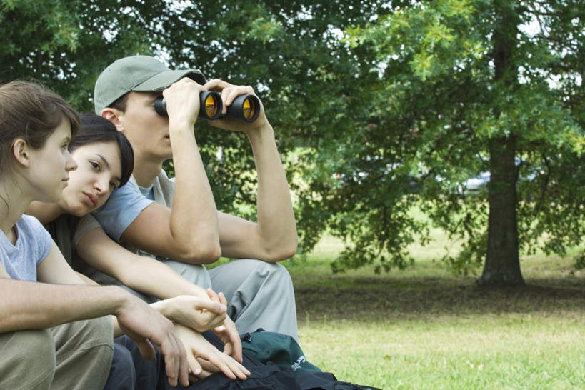 西方人,三个人,伙伴,朋友,坐,笑,微笑,露齿笑,横图,室外,白天,正面,友谊,树林,植物,帽子,欧洲,欧洲人,一排,阴影,光线,望远镜,影子,拿,拿着,注视,树,树木,排列,绿色,阳光,自然,观察,看,转头,生长,成长,观看,察看,队列,关注,远视镜,瞭望镜,友情,男人,男性,年轻男性,年轻女性,女人,女性,白种人,坐着,半身,彩图