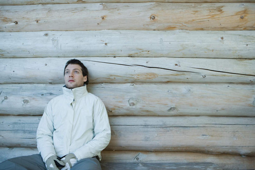 西方人,一个人,坐,横图,室外,白天,正面,椅子,欧洲,欧洲人,仅一个男性,仅一个人,木椅,墙,注视,墙壁,墙面,仅一个年轻男性,衣服,白色,手套,看,手放前,倚靠,发呆,羽绒服,关注,男人,男性,年轻男性,白种人,抬头,仰头,坐着,半身,彩图