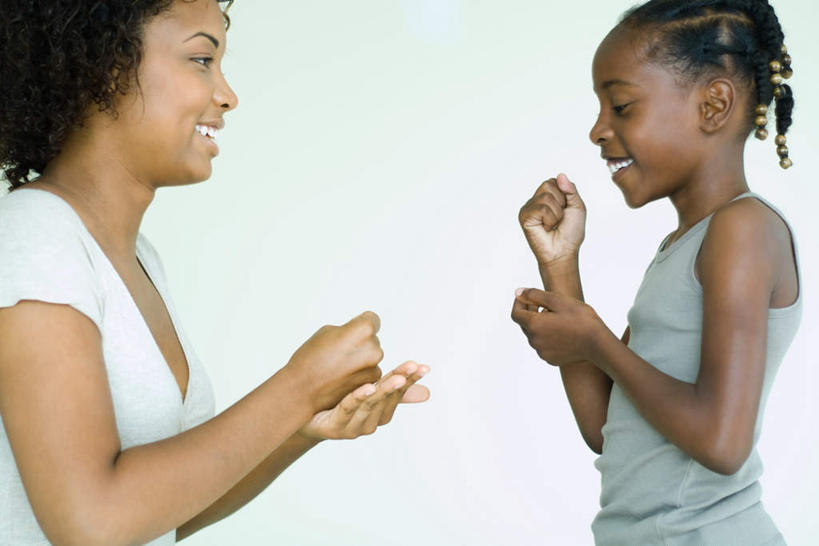 西方人,儿童,头发,两个人,母亲,女儿,站,笑,微笑,露齿笑,横图,室内,特写,白天,白色背景,侧面,游戏,欧洲,非洲,黑人,欧洲人,玩,休闲装,娱乐,相视,小孩,黄色,黑色,站着,休闲,母女,面对面,休闲服,母爱,摄影,影棚,皮肤,对视,猜拳,划拳,相对,相看,年轻女性,女孩,女人,女性,非洲人,卷发,玩耍,嬉戏,站立,半身,彩图,影棚拍摄,拍摄,女生