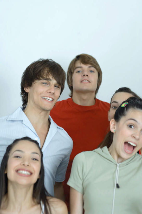 西方人,伙伴,朋友,站,笑,微笑,露齿笑,竖图,室内,白天,白色背景,正面,友谊,欧洲,欧洲人,许多人,注视,观察,看,站着,张嘴,一群人,摄影,影棚,观看,察看,喊叫,呼喊,关注,张大嘴巴,友情,男人,男性,年轻男性,年轻女性,女人,女性,白种人,张开嘴,抬头,仰头,站立,半身,彩图,影棚拍摄,拍摄