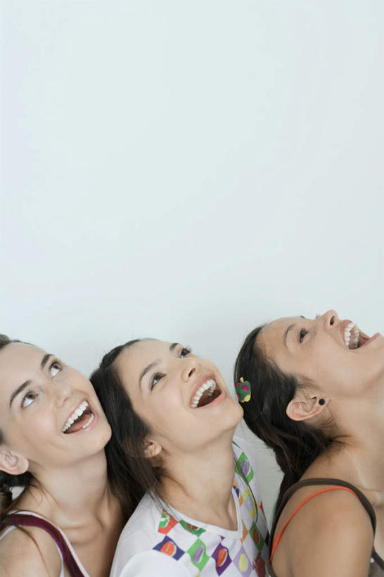 西方人,头发,三个人,伙伴,朋友,站,笑,微笑,露齿笑,竖图,俯视,室内,白天,白色背景,友谊,欧洲,欧洲人,一排,注视,休闲装,排列,黑色,看,站着,张嘴,休闲,休闲服,摄影,影棚,喊叫,呼喊,队列,关注,张大嘴巴,友情,年轻女性,女人,女性,白种人,张开嘴,抬头,仰头,站立,半身,彩图,高角度拍摄,影棚拍摄,拍摄