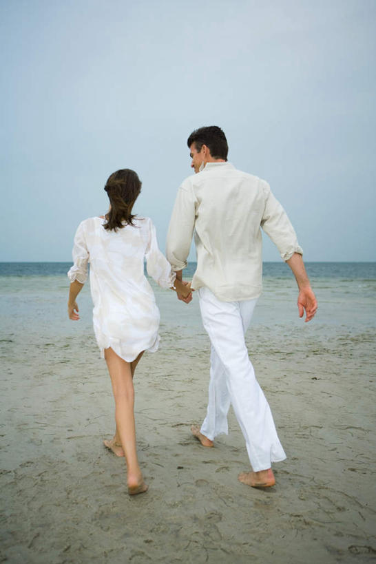 西方人,两个人,夫妻,站,走,握手,竖图,室外,白天,爱情,海浪,海洋,沙滩,欧洲,欧洲人,沙子,海岸,浪花,沙地,浪漫,背面,蓝色,蓝天,天空,海水,天,站着,恩爱,恋人,海景,男人,男性,年轻男性,年轻女性,女人,女性,白种人,情侣,大海,风浪,海,海水的波动,海滩,近岸浪,涌浪,步行,拉手,散步,手拉手,手握手,站立,走路,彩图,全身,伴侣