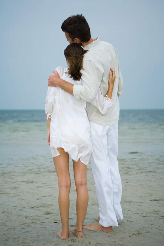 西方人,两个人,夫妻,站,抱,竖图,室外,白天,爱情,海浪,海洋,沙滩,欧洲,欧洲人,沙子,海岸,浪花,沙地,浪漫,注视,背面,蓝色,蓝天,天空,海水,天,观察,看,站着,恩爱,恋人,抱着,观看,察看,搂着,关注,海景,男人,男性,年轻男性,年轻女性,女人,女性,白种人,情侣,大海,风浪,海,海水的波动,海滩,近岸浪,涌浪,怀抱,搂,搂抱,相抱,拥抱,站立,彩图,全身,伴侣