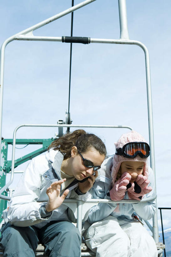 西方人,两个人,伙伴,朋友,坐,笑,微笑,露齿笑,竖图,室外,白天,正面,锻炼,友谊,运动,植物,欧洲,欧洲人,阴影,光线,眼镜,影子,缆车,树,树木,衣服,蓝色,绿色,蓝天,天空,阳光,自然,天,低头,张嘴,生长,成长,羽绒服,护目镜,喊叫,呼喊,张大嘴巴,体育,友情,年轻女性,女人,女性,白种人,张开嘴,坐着,半身,彩图,健身