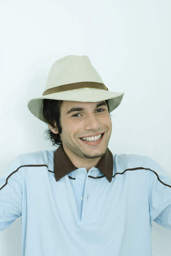 西方人,一个人,笑,微笑,露齿笑,竖图,室内,特写,白天,白色背景,正面,帽子,欧洲,欧洲人,仅一个男性,仅一个人,戴,注视,休闲装,仅一个年轻男性,一个,观察,看,休闲,休闲服,摄影,影棚,单个,观看,察看,关注,男人,男性,年轻男性,白种人,半身,彩图,影棚拍摄,拍摄