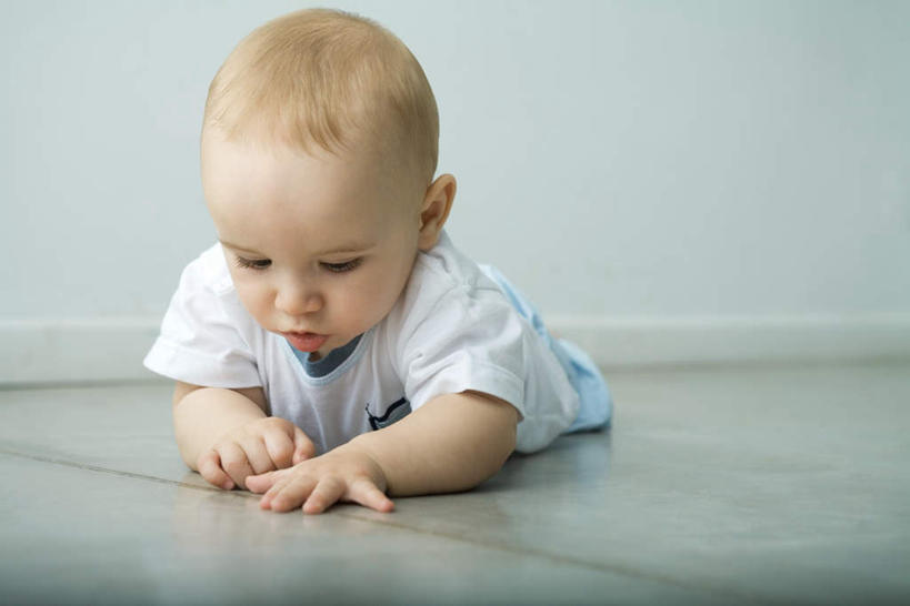 西方人,婴儿,儿童,一个人,横图,室内,特写,白天,白色背景,正面,婴儿服装,纯洁,欧洲,欧洲人,仅一个男性,仅一个人,朦胧,模糊,瓷砖,地砖,墙,地面,注视,墙壁,墙面,小孩,低头,嘟嘴,观察,看,趴着,握拳,仅一个小孩,撅嘴,可爱,摄影,活泼,影棚,观看,察看,关注,宝宝,纯真,烂漫,无邪,伶俐,天真,男孩,男人,男性,白种人,孩子,趴,彩图,全身,影棚拍摄,婴儿服,拍摄,五指张开,男生,襁褓