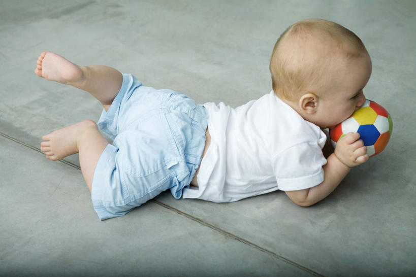 西方人,婴儿,儿童,一个人,横图,俯视,彩色,室内,特写,白天,白色背景,婴儿服装,纯洁,欧洲,欧洲人,仅一个男性,仅一个人,咬,朦胧,模糊,瓷砖,地砖,地面,拿,拿着,注视,球,一个,小孩,观察,看,趴着,仅一个小孩,可爱,抬脚,摄影,活泼,影棚,单个,观看,咬着,察看,关注,宝宝,纯真,烂漫,无邪,伶俐,天真,男孩,男人,男性,白种人,孩子,趴,彩图,高角度拍摄,全身,影棚拍摄,婴儿服,拍摄,男生,襁褓