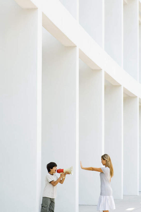 西方人,儿童,两个人,伙伴,朋友,站,竖图,室外,白天,侧面,友谊,纯洁,欧洲,欧洲人,握,瓷砖,地砖,墙,地面,拿,拿着,喇叭,挡,墙壁,墙面,一个,小孩,站着,张嘴,可爱,童年,童趣,伸手,握着,单个,喊叫,呼喊,张大嘴巴,童真,烂漫,无邪,天真,友情,男孩,男人,男性,女孩,女人,女性,白种人,张开嘴,站立,半身,彩图,男生,女生