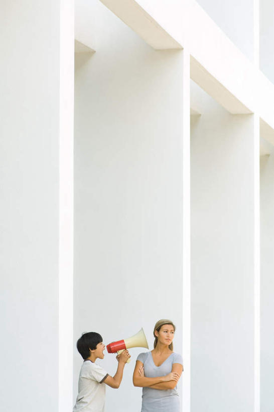 西方人,儿童,两个人,母亲,儿子,站,闭眼,双手交叉,竖图,室外,白天,正面,纯洁,欧洲,欧洲人,握,墙,拿,拿着,喇叭,墙壁,墙面,一个,小孩,站着,转头,母子,可爱,母爱,童年,童趣,握着,单个,双手抱胸,喊叫,呼喊,童真,烂漫,无邪,天真,男孩,男人,男性,年轻女性,女孩,女人,女性,白种人,闭眼睛,闭着眼,闭着眼睛,站立,半身,彩图,男生,女生