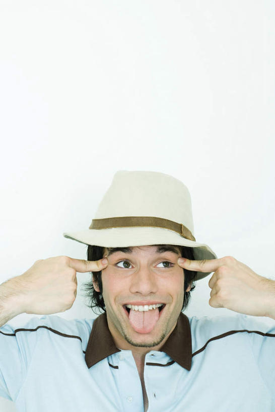 西方人,一个人,站,笑,摸,微笑,露齿笑,竖图,室内,特写,白天,白色背景,正面,帽子,欧洲,欧洲人,仅一个男性,仅一个人,抚摸,点,休闲装,吐舌头,仅一个年轻男性,一个,伸舌头,站着,休闲,鬼脸,休闲服,吐舌,摄影,影棚,单个,男人,男性,年轻男性,白种人,触摸,接触,站立,半身,彩图,影棚拍摄,拍摄