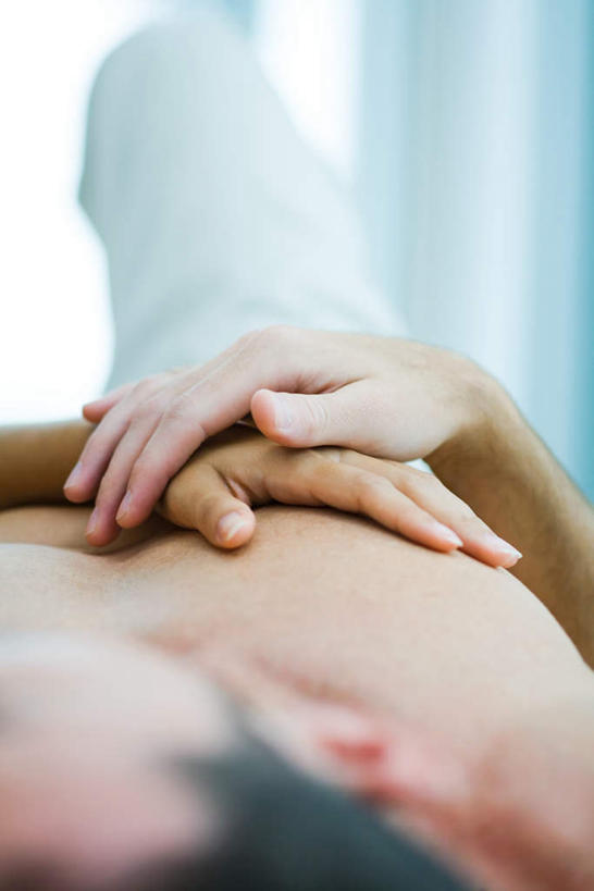 西方人,手,一个人,躺,睡,竖图,室内,特写,白天,正面,窗户,落地窗,欧洲,欧洲人,仅一个男性,仅一个人,朦胧,模糊,玻璃窗,仅一个年轻男性,手放前,手部,卧着,男人,男性,年轻男性,白种人,困,困觉,寝息,睡觉,躺着,卧,半身,彩图