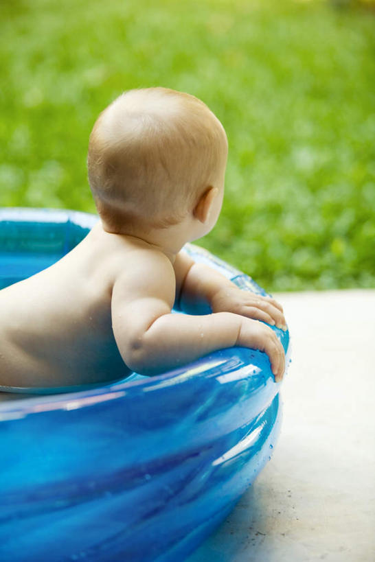 西方人,婴儿,儿童,一个人,竖图,室外,特写,白天,侧面,纯洁,草地,草坪,植物,欧洲,欧洲人,仅一个男性,仅一个人,撑,阴影,朦胧,模糊,反射,瓷砖,地砖,影子,地面,草,小孩,蓝色,绿色,趴着,转头,仅一个小孩,可爱,活泼,洗澡盆,撑着,宝宝,纯真,烂漫,无邪,伶俐,天真,男孩,男人,男性,白种人,孩子,趴,半身,彩图,男生