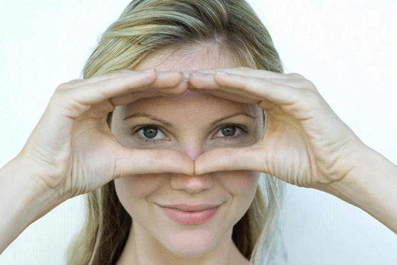 西方人,脸,头,脸颊,头发,一个人,站,笑,摸,微笑,横图,室内,特写,白天,白色背景,正面,欧洲,欧洲人,仅一个年轻女性,仅一个女性,仅一个人,眺望,望远镜,注视,黄色,蓝色,蓝天,天空,天,观察,看,站着,抬手,遮,摄影,影棚,观看,遥望,察看,遮挡,关注,遮盖,遮蔽,远视镜,瞭望镜,年轻女性,女人,女性,白种人,头部,脸部,脸蛋,面部,触摸,接触,站立,半身,彩图,影棚拍摄,拍摄,千里镜