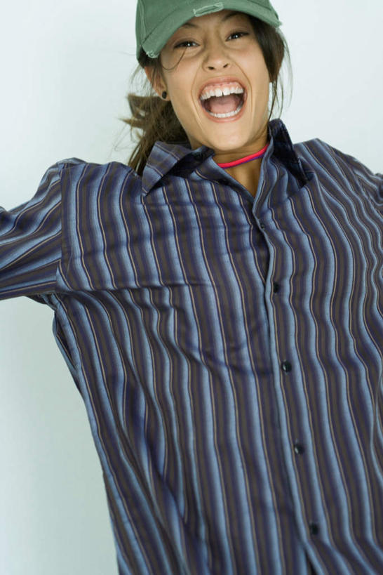 西方人,一个人,站,伸展双臂,笑,微笑,露齿笑,竖图,室内,特写,白天,白色背景,正面,衬衫,帽子,欧洲,欧洲人,仅一个年轻女性,仅一个女性,仅一个人,注视,一个,蓝色,绿色,观察,看,站着,张嘴,摄影,影棚,单个,观看,察看,喊叫,呼喊,关注,张大嘴巴,年轻女性,女人,女性,白种人,张开嘴,敞开双臂,伸开双臂,展开双肩,站立,张开手臂,张开双臂,半身,彩图,影棚拍摄,衬衣,拍摄