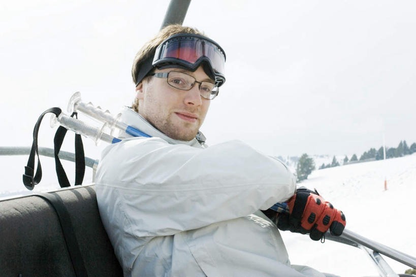 西方人,一个人,坐,笑,微笑,横图,室外,白天,侧面,锻炼,旅游,度假,运动,雪,植物,大雪,帽子,欧洲,欧洲人,仅一个男性,仅一个人,阴影,光线,眼镜,影子,积雪,雪景,冬天,拿,拿着,注视,娱乐,缆车,树,树木,仅一个年轻男性,衣服,蓝色,绿色,蓝天,天空,阳光,自然,手套,天,观察,看,转头,享受,休闲,放松,生长,成长,观看,护目镜,察看,关注,户外运动,滑雪衣,男人,男性,年轻男性,白种人,坐着,彩图,全身,健身