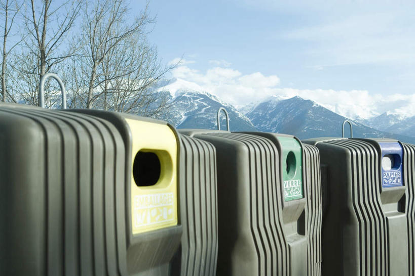 无人,横图,室外,特写,白天,正面,山,雪,植物,大雪,一排,阴影,整齐,光线,桶,影子,积雪,山峰,雪景,冬天,垃圾桶,山峦,树,树木,排列,三个,蓝色,绿色,蓝天,天空,阳光,自然,容器,天,生长,成长,储藏,储存,队列,分类,彩图,贮存