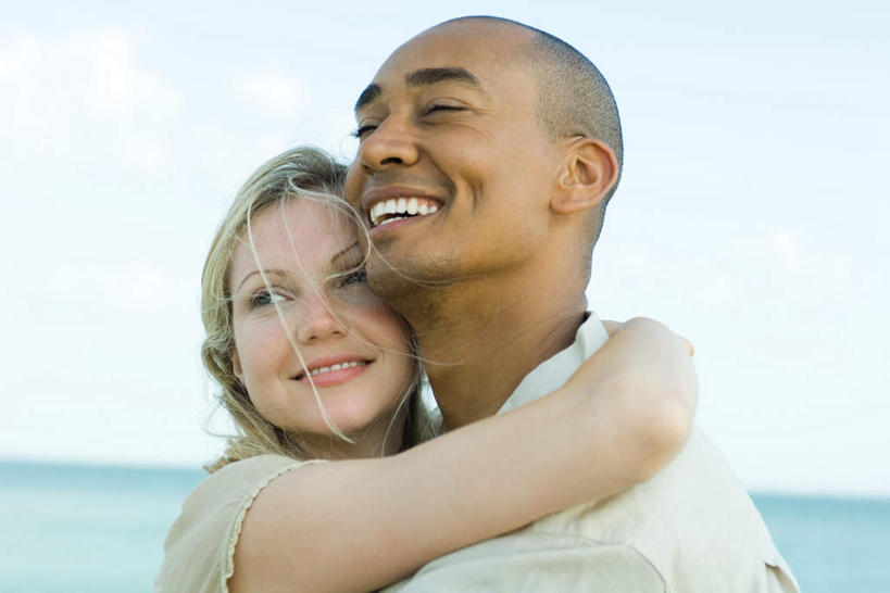 西方人,两个人,夫妻,站,抱,笑,微笑,露齿笑,横图,室外,白天,正面,爱情,海浪,海洋,欧洲,欧洲人,浪花,浪漫,注视,蓝色,蓝天,天空,海水,天,看,站着,恩爱,恋人,抱着,搂着,关注,海景,男人,男性,年轻男性,年轻女性,女人,女性,白种人,情侣,大海,风浪,海,海水的波动,近岸浪,涌浪,怀抱,搂,搂抱,抬头,相抱,仰头,拥抱,站立,半身,彩图,伴侣