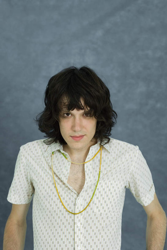 西方人,一个人,竖图,室内,白天,正面,性感,项链,珠宝,欧洲,欧洲人,仅一个男性,仅一个人,注视,仅一个年轻男性,首饰,观察,看,摄影,影棚,观看,察看,关注,种族,摄影棚,肖像,害羞,男人,男性,年轻男性,白种人,长发,卷发,抬头,仰头,半身,彩图,影棚拍摄,拍摄