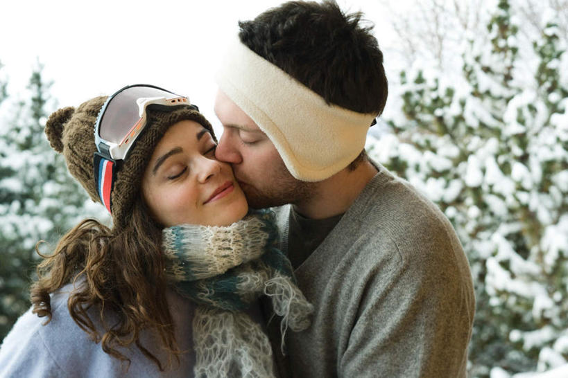 西方人,两个人,抱,笑,吻,微笑,横图,室外,白天,正面,爱情,树林,植物,帽子,欧洲,欧洲人,墨镜,眼镜,树,树木,绿色,自然,太阳镜,太阳眼镜,遮阳镜,恋爱,生长,成长,抱着,绒线帽,搂着,种族,热恋,男人,男性,年轻男性,年轻女性,女人,女性,白种人,怀抱,搂,搂抱,亲,亲吻,相抱,拥抱,半身,彩图