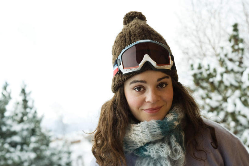 西方人,头发,一个人,笑,微笑,横图,室外,白天,正面,树林,植物,帽子,欧洲,欧洲人,仅一个年轻女性,仅一个女性,仅一个人,墨镜,眼镜,冬季,冬天,树,树木,蓝色,绿色,蓝天,天空,自然,太阳镜,太阳眼镜,天,遮阳镜,生长,成长,绒线帽,种族,年轻女性,女人,女性,白种人,长发,卷发,半身,彩图