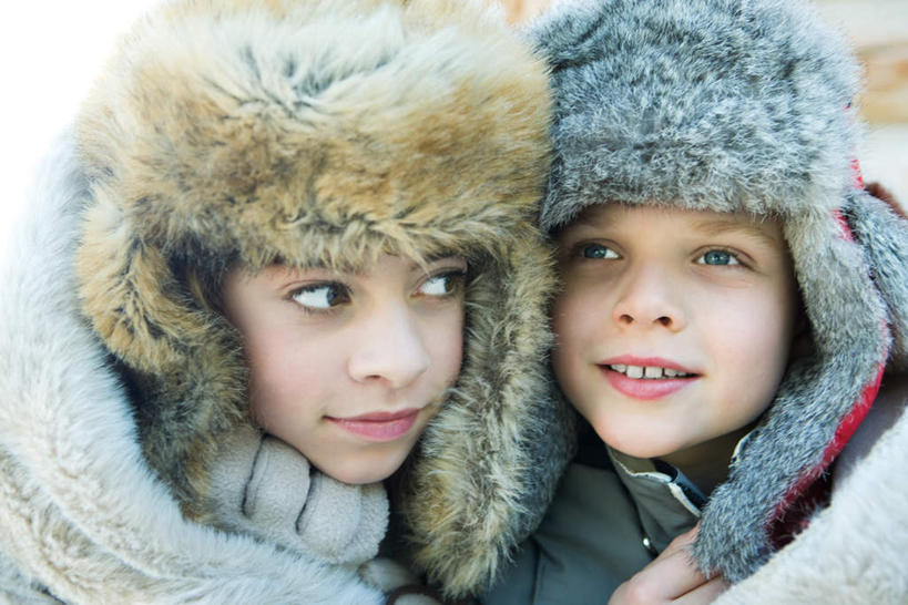 西方人,儿童,两个人,伙伴,朋友,笑,微笑,露齿笑,横图,室外,白天,正面,友谊,纯洁,帽子,欧洲,欧洲人,冬季,冬天,注视,小孩,观察,看,棉衣,可爱,童年,童趣,斜视,观看,皮毛,察看,关注,种族,童真,烂漫,无邪,棉帽,冬装,天真,友情,男孩,男人,男性,白种人,孩子,抬头,仰头,半身,彩图,男生,冬衣