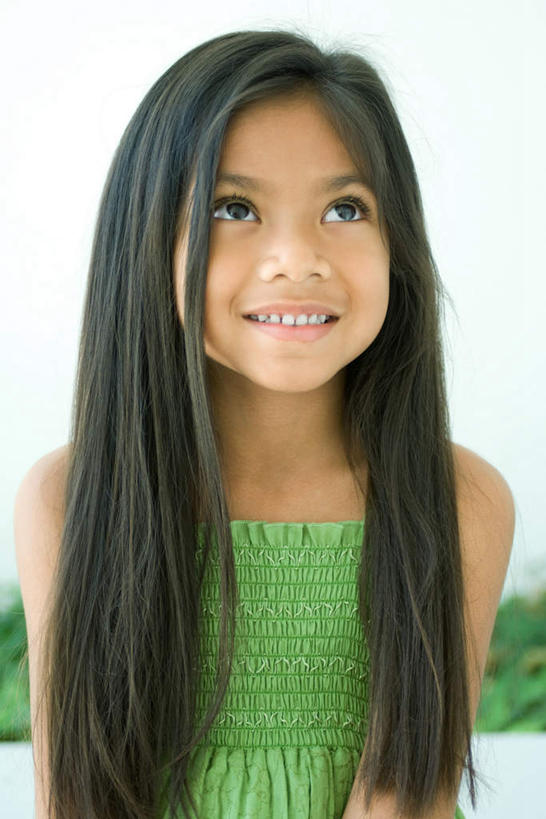 儿童,一个人,笑,微笑,露齿笑,竖图,室外,白天,正面,裙子,纯洁,仅一个女性,仅一个人,连衣裙,夏季,注视,小孩,绿色,夏天,看,仅一个小孩,可爱,童年,童趣,半身裙,吊带裙,关注,童真,烂漫,无邪,希冀,害羞,天真,女孩,女人,女性,孩子,抬头,仰头,半身,彩图,女生