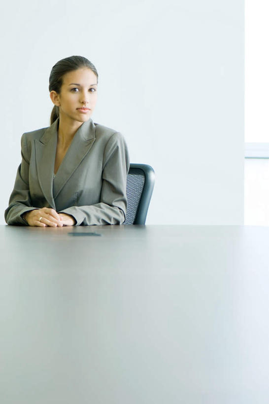 西方人,一个人,商务人士,商务女性,办公室,坐,笑,微笑,竖图,室内,白天,正面,桌子,椅子,珠宝,欧洲,欧洲人,仅一个年轻女性,仅一个女性,仅一个人,套装,办公桌,注视,戒指,首饰,看,转头,摄影,转身,影棚,种族,摄影棚,商务装,工薪阶层,办公家具,年轻女性,女人,女性,白种人,白领,上班族,坐着,半身,彩图,影棚拍摄,拍摄