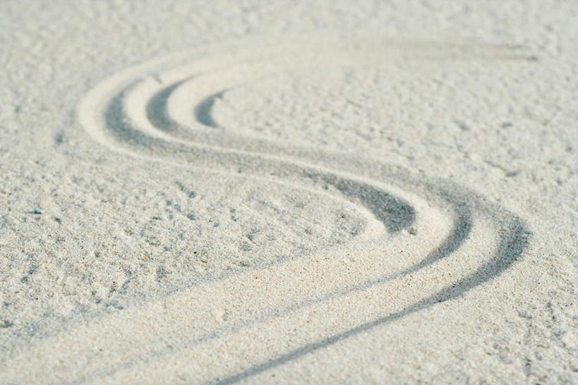 无人,横图,俯视,室外,白天,沙滩,阴影,条纹,形状,弯曲,环绕,光线,圆形,沙子,线条,影子,海岸,沙地,弧形,花形,阳光,沙粒,环状,弧线,环形,回形,沙砾,绘制,肌理,海滩,彩图,高角度拍摄