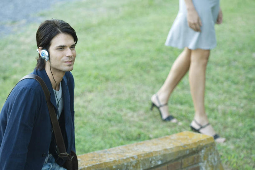 西方人,两个人,商务人士,商务女性,坐,走,横图,俯视,室外,白天,快乐,满意,草地,草坪,植物,椅子,欧洲,欧洲人,眺望,套装,板凳,包,皮包,长凳,凳子,木椅,音响,音乐,注视,草,绿色,耳机,看,享受,休闲,放松,单肩包,舒适,享乐,种族,商务装,工薪阶层,男人,男性,年轻男性,年轻女性,女人,女性,白种人,白领,上班族,步行,散步,走路,坐着,半身,彩图,高角度拍摄