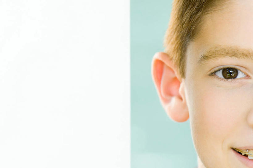 西方人,儿童,脸,头,脸颊,牙齿,头发,一个人,笑,微笑,露齿笑,横图,室内,特写,白天,正面,快乐,纯洁,欧洲,欧洲人,仅一个男性,仅一个人,小孩,仅一个小孩,眯眼,金色,可爱,童年,童趣,种族,换牙,钢牙,童真,整形,烂漫,无邪,欢喜,开朗,天真,男孩,男人,男性,白种人,孩子,头部,齿,脸部,脸蛋,面部,牙,牙龈,半身,彩图,欢乐,男生