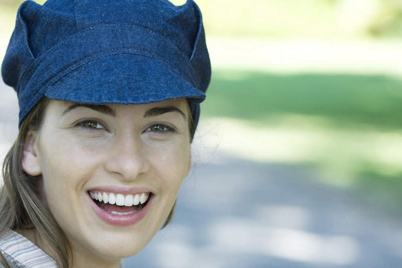 西方人,一个人,笑,微笑,露齿笑,横图,俯视,室外,白天,快乐,草地,草坪,树林,植物,帽子,欧洲,欧洲人,仅一个年轻女性,仅一个女性,仅一个人,阴影,朦胧,模糊,光线,影子,注视,草,树,树木,绿色,阳光,自然,看,转头,生长,晴朗,成长,关注,种族,贝雷帽,欢喜,年轻女性,女人,女性,白种人,半身,彩图,高角度拍摄,欢乐,欢笑,开心