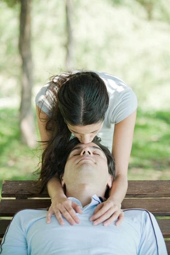 西方人,两个人,坐,闭眼,摸,吻,竖图,室外,白天,正面,爱情,草地,草坪,植物,椅子,欧洲,欧洲人,抚摸,板凳,长凳,凳子,木椅,草,绿色,享受,休闲,放松,恋爱,恋人,轻松,相爱,种族,闲适,暗恋,男人,男性,年轻男性,年轻女性,女人,女性,白种人,闭眼睛,闭着眼,闭着眼睛,触摸,接触,亲,亲吻,坐着,半身,彩图