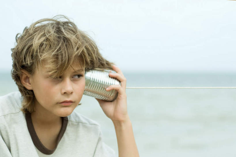 西方人,儿童,一个人,横图,室内,特写,白天,正面,纯洁,海浪,海洋,欧洲,欧洲人,仅一个男性,仅一个人,铁桶,桶,浪花,听,小孩,衣服,海水,容器,绳子,低头,嘟嘴,仅一个小孩,撅嘴,可爱,童年,童趣,绳索,筒,倾听,种族,传声,海景,童真,烂漫,无邪,认真,天真,听筒,男孩,男人,男性,白种人,孩子,脸部,大海,风浪,海,海水的波动,近岸浪,涌浪,半身,彩图,套衫,男生