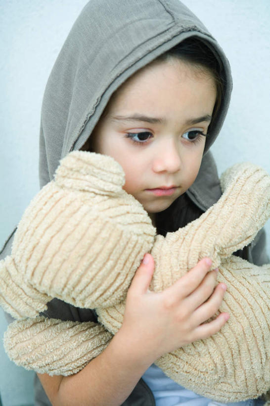 儿童,一个人,抱,竖图,室内,白天,正面,纯洁,玩具,仅一个女性,仅一个人,玩偶,泰迪熊,注视,小孩,看,仅一个小孩,可爱,童年,童趣,忧伤,摄影,毛绒玩具,影棚,抱着,伤心,搂着,难过,关注,忧郁,摄影棚,童真,烂漫,无邪,天真,女孩,女人,女性,孩子,怀抱,搂,搂抱,抬头,仰头,半身,彩图,影棚拍摄,拍摄,女生