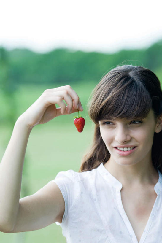 手,笑,微笑,竖图,室外,白天,正面,衬衫,草莓,握,拿,拎,拿着,注视,蓝色,蓝天,天空,天,看,享受,休闲,手部,放松,凝视,握着,轻松,闲适,悠闲,洋莓,水果皇后,红莓,地莓,半身,彩图,衬衣,拎着