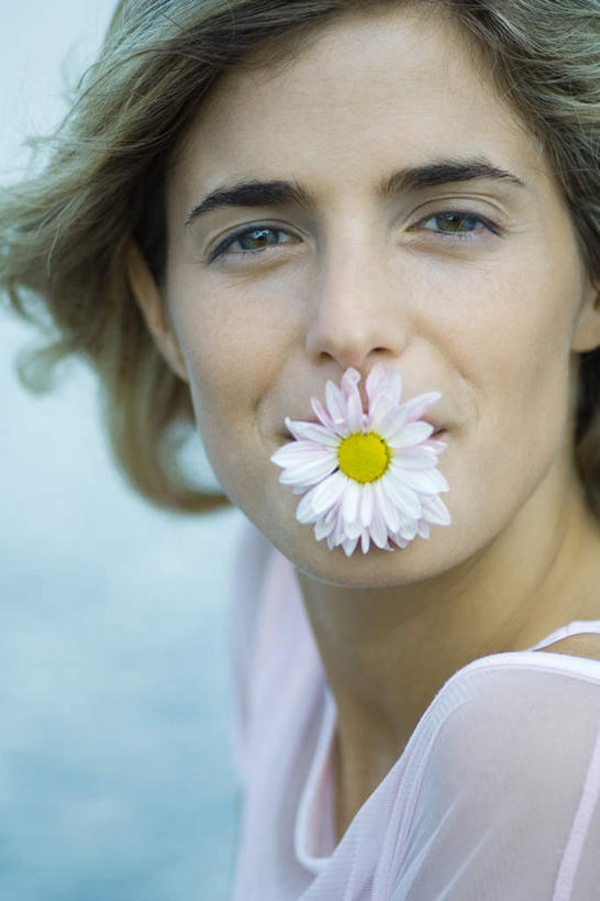 竖图,室外,白天,正面,花蕾,花,花瓣,花朵,鲜花,蓝色,蓝天,天空,天,花苞,花蕊,享受,休闲,短袖,菊花,放松,汗衫,含着,轻松,叼着,闲适,悠闲,半身,彩图