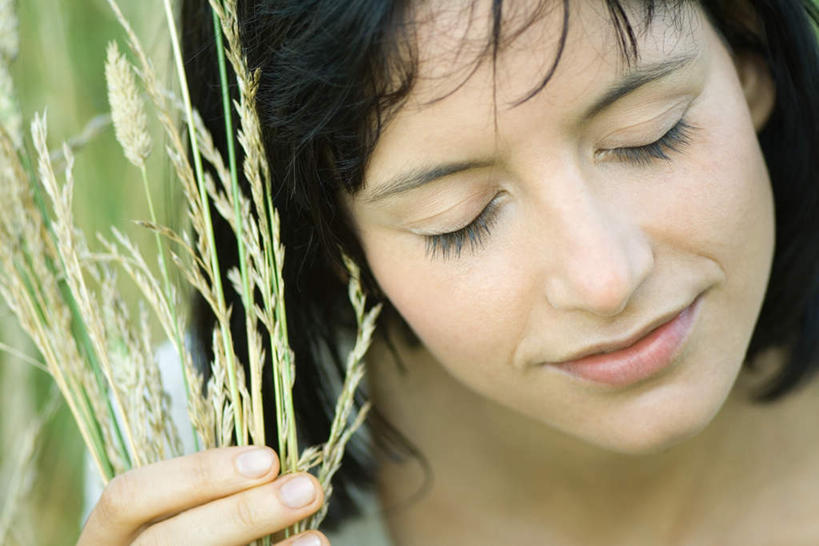 闭眼,横图,俯视,室外,白天,草地,草坪,植物,叶子,阴影,光线,影子,草丛,绿叶,T恤,草,树叶,绿色,阳光,享受,休闲,嫩叶,放松,遮,晴朗,轻松,遮挡,闲适,悠闲,遮盖,遮蔽,叶,叶片,闭眼睛,闭着眼,闭着眼睛,半身,彩图,高角度拍摄