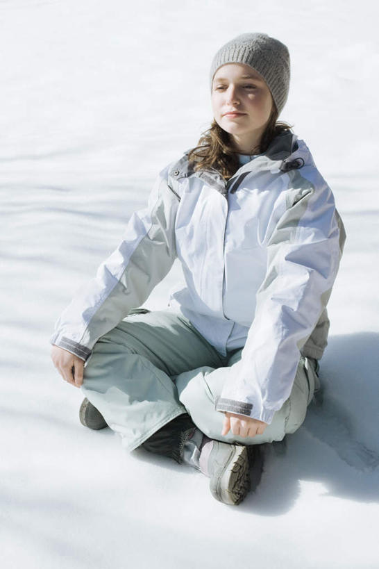 西方人,一个人,坐,睡,盘腿,竖图,俯视,室外,白天,树林,雪,植物,大雪,帽子,欧洲,欧洲人,仅一个年轻女性,仅一个女性,仅一个人,阴影,光线,影子,积雪,雪地,雪景,冬季,冬天,树,树木,阳光,享受,休闲,放松,绒线帽,针织帽,轻松,种族,闲适,悠闲,毛线帽,冲锋衣,年轻女性,女人,女性,白种人,困,困觉,盘腿而坐,盘膝,盘着腿的,盘着腿坐,寝息,双腿交叉,睡觉,坐着,彩图,高角度拍摄,全身